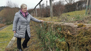 Seit zehn Jahren moniert ein Gutachterteam den Zustand der Mauer auf dem Kembacher Friedhof. Auch Ortsvorsteherin Tanja Bolg blickt sorgenvoll auf die sich immer mehr verschiebende Mauer.