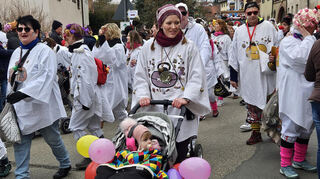 Närrischer Umzug des Königheimer Karnevalvereins lockte tausende Besucher an.