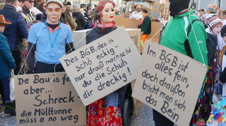 Die Außenanlagen des BGB müssen noch gestaltet werden. Das kritisierten Narren beim Gänschmarsch.