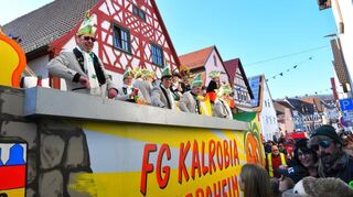 Viel los war wieder beim Umzug durch die Straßen von Igersheim. Hier die gastgebenden "Kalroben".