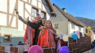 Das Gamburger Prinzenpaar Prinz Andreas der Dritte, Flaschenflüsterer und Herrscher des Getränkemarkts, sowie Prinzessin Aktenwälzer Andrea die Zweite, die Herrin der Bürokratie (Andrea Unden, Andreas Ecker und ihre Tochter Lea Unden).
