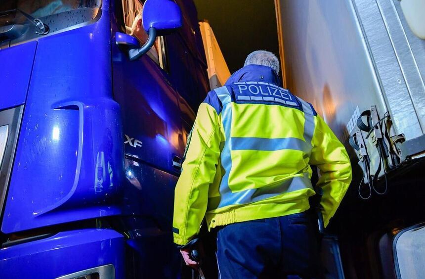 Autotransporter kracht in Ilsfeld gegen Hauswand