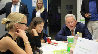 Das Bild zeigt Dr. Manfred Wittenstein (sitzend) 2016 bei der Gründung der Jugendtechnikschule.