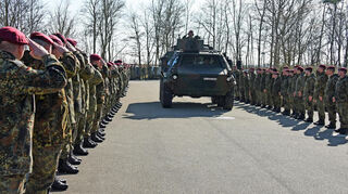Mit einem Transportpanzer „Fuchs“ wurde Oberst Persikowski von seinen Soldaten in die neue Verwendung „geleitet“.