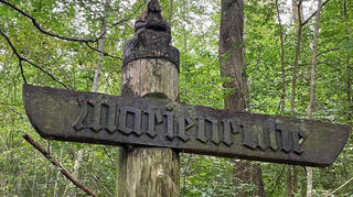 Bis Oktober letzten Jahres stand die beschädigte Marienfigur mit dem Querbalken und der Aufschrift „Marienruhe“ noch im Freien am Ende des Erlenbachtals. Sie wurde im Igersheimer Kulturhaus aufgestellt.