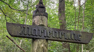 Bis Oktober letzten Jahres stand die beschädigte Marienfigur mit dem Querbalken und der Aufschrift „Marienruhe“ noch im Freien am Ende des Erlenbachtals. Sie wurde im Igersheimer Kulturhaus aufgestellt.