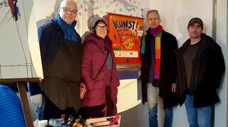 Das Team hinter ‚Kunst! aus dem Automaten‘ (von links): Michael Blümel, Ulrike Lempp, Lothar Lempp und Jean-Robert Fontaine präsentieren stolz ihr kreatives Projekt im Uffenheimer Bahnhofsgebäude.