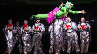 Das Bubenballett der Bischemer Kröten nahm die Zuschauer mit auf eine galaktische Reise.