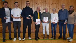 Die bei der Generalversammlung des TV Kupprichhausen vom TSV Vorsitzenden Dieter Hehn (Zweiter von rechts) Geehrten aktiven und passiven Vereinsmitglieder (von links): Johannes Schenk, Jan Kilian, Matthias Rieger, Ruth Schweizer, Lisa- Hasenfuß-Kuba und Elvira Kilian zusammen mit Ortsvorsteherin Karin Körner ( rechts)