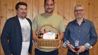 Seit 35 Jahren ist Vorsitzender Dieter Hehn (rechts) aktiv für den TSV tätig und wurde vom zweiten Vorsitzenden Johannes Schenk (links) mit der Vereinsstele geehrt. Luca Körner (Bildmitte) wurde bei der Generalversammlung nach neun Jahren aktiver Zeit aus dem Vorstandsteam verabschiedet.