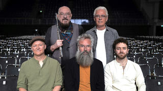 Die Mitglieder Band Jethro Tull (vlnr): Scott Hammond (Schlagzeug), Ian Anderson (Gesang, Flöte), John O'Hara (Keyboards), David Goodier (Bass), Jack Clark (Gitarre). Bild: Ian Anderson/InsideOutMusic/Sony Music/dpa