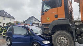 Der Fahrer eines Opel Zafira kam aus bisher unbekannten Gründen auf der Amorbacher Straße in Mudau auf die Gegenfahrbahn und stieß mit einem Lkw zusammen.