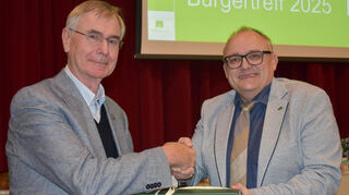 Mit der Ehrenbürgernadel der Stadt Külsheim wurde Dr. Walter Dietz (links) durch Bürgermeister Thomas Schreglmann aisgezeichnet.