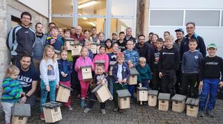 Stolz präsentierten die Kinder ihre fertigen Nistkästen im Beisein von OB Udo Glatthaar und den Ortsvorstehern Wilfried Zeihsel und Siegfried Kreuser.