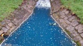 Passanten stellten eine bläuliche Verfärbung und einen Geruch nach Kokosnuss an einem Entwässerungsgraben an der Fährstraße in Randersacker fest. Die Wasserschutzpolizei Würzburg ermittelt.