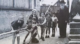 Pfarrer Scheuermann beim Kinderumzug während des Heimatfests 1950.