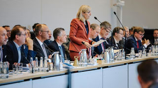 Nina Warken in der CDU-Fraktion in Berlin: Links neben ihr sitzen Thorsten Frei, Erster Parlamentarischer Geschäftsführer der CDU/CSU-Bundestagsfraktion, sowie Friedrich Merz, der CDU-Bundesvorsitzende und -Fraktionsvorsitzende.