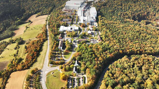 Die Luftaufnahme zeigt das Unternehmen Würth Industrie Service auf dem Bad Mergentheimer Drillberg.