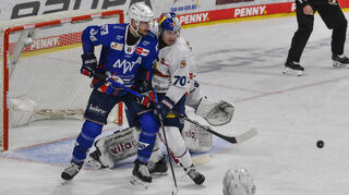 Tom Kühnhackl (links), hier im Zweikampf mit dem Münchner Maximilian Daubner, schoss die Adler Mannheim in der Verlängerung zum ersten Sieg gegen München. Drei weitere sind nötig.