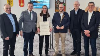 Minister Peter Hauk (Zweiter von links) übergab den Bescheid des Baden-Württembergischen Landesamts für Geoinformation und Landentwicklung über den vorzeitigen Maßnahmenbeginn an die stellvertretende Vorsitzende der Teilnehmergemeinschaft, Monika Schauer.