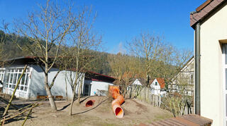 Im Bereich des Spielhügels Richtung Feuerwehrhaus könnte ein Anbau für den Kindergarten Turnplatzstraße Kreuzwertheim entstehen.
