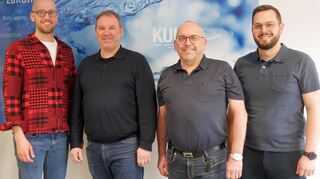 Die Seniorchefs Jürgen und Michael Kuhn (Mitte, von links) und ihre designierten Nachfolger Janis (links) und Peter Kuhn. Der Prozess der Unternehmensübergabe soll bei der Kuhn GbmH 2027 abgeschlossen sein.