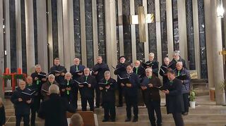 Der Männerchor „Cantus M" des MGV ‚Liederkranz‘ Buchen bei einem Auftritt in der Stadtkirche St. Oswald. Er soll zu einem „Regiochor“ erweitert werden.