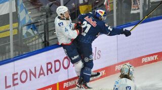 Adler-Verteidiger Nick Cicek (l.) stemmt sich Münchens Nico Krämmer entgegen. Am Ende setzte sich das Team aus Bayern durch.