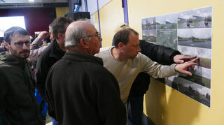 Die vielen Teilnehmer der Informationsveranstaltung zur Windkraft im Schenkenwald nutzten die Möglichkeit, sich an Ständen über verschiedene Themenbereiche zu informieren.