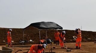 Bei archäologischen Ausgrabungen an der „SuedLink“-Trasse wurde bei Grünsfeldhausen eine 7000 Jahre alte Siedlung entdeckt.