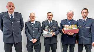 Für langjährigen Einsatz wurden Wolfgang Leiser (Zweiter von rechts) und Christian Lehr (Mitte) ausgezeichnet. Stadtkommandant Christian Schulz (links), der wieder gewählte stellvertretende Abteilungskommandant Alexander Ikas (daneben) und Abteilungskommandant Sebastian Sieber (rechts) gratulierten.