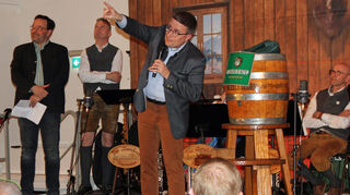 Landrat Christoph Schauder vor dem Anstich des Bierfasses.