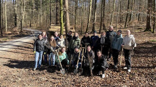 Schüler der EPE in Bad Mergentheim pflanzten verschiedene Bäume im Rahmen eines Projekts zum Klimawandel.