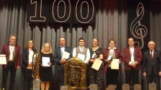 Die Geehrte beim Festakt „100 Jahre Musikverein „Eintracht“ Külsheim in der Festhalle.