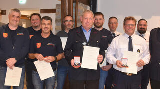 Die Verleihungsurkunde mit Feuerwehr-Ehrenzeichen in Silber für 25 aktiven Dienst erhielten: Christof Bergmann, Marius Dollmann, Jürgen Eichhorn, Markus Hagelstein, Marko Kronbach, Matthias Lang, Christopher Lang, Fabia Lang und Andreas Naser. Das Ganze in Gold für 40 Jahre wurde an Albrecht Weber und Wolfgang Breuner verliehen.