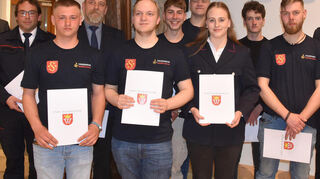 Bei den Beförderungen wurden ernannt zum Feuerwehrmann/-frau: Leonie Neef, Marius Völkel, Samuel Kosmak, Julian Dietz, Leon Hermann, Ben Bender, Mikka Mies und Henrik Wöhr. Zum Löschmeister steigen auf: Alexander Klein und Frank Eckert. Und Rene Schweizer ist nun Brandmeister.