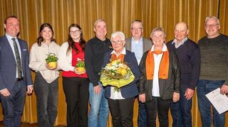 Für ihr engagiertes Wirken wurde die Vorsitzende der Kolpingsfamilie Markelsheim, Marta Kimmelmann, jetzt zum Ehrenmitglied ernannt. Zudem wurden viele Mitglieder für ihre langjährige Treue geehrt. Das Bild zeigt sie mit Präses Pfarrer Francis Chukwudi Ihemeneke und Ortsvorsteher Andreas Lehr.