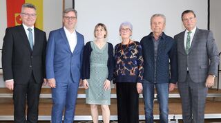 Nach der Verleihung der Landesehrennadel (von links): Landrat Dr. Achim Brötel, Bürgermeister Ralph Matousek und Ehefrau Heike, Brigitte Bernhard, Hans Schröpfer und Minister Peter Hauk.