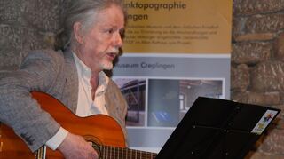 Der Musiker Olaf Ruhl präsentierte im jüdischen Museum sein Programm mit Liedern zur Shoah - eindringlich, melancholisch und mit einer subtilen Form tiefgründigen Humors.