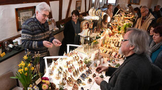 Am Wochenende findet wieder der Frühlingsmarkt im Weberdorf statt. Das Beispielbild zeigt einen Kunstmarkt. Auch in der Austraße gibt es Kunsthandwerk zu bestaunen und zu kaufen.