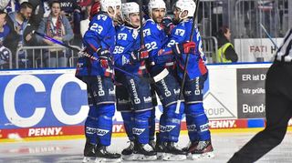 Jubel nach dem Ausgleich von Mannheims Matthias Plachta (Nr.22) zum 2:2 beim Spiel in der Penny DEL, Adler Mannheim - EHC Red Bull Muenchen.
