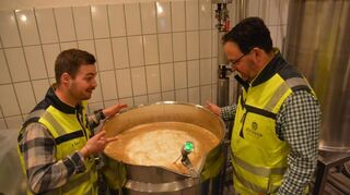Lecker: Moritz Bauer (links) und Christoph Ebers begutachten ein Bier "beim Entstehen".