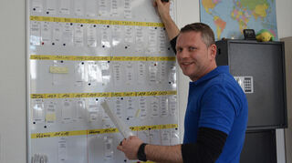 Alexander Beuchert, Leiter der Hardheimer Gemeinschaftsunterkunft für Geflüchtete, vor der Tafel mit der Zimmerbelegung. Für insgesamt 234 Asylsuchende ist in der Unterkunft Platz, 177 Betten sind derzeit belegt.