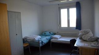 Zwei Betten, Tisch, Stühle und Schrank: Die Zimmer in der Gemeinschaftsunterkunft sind einfach eingerichtet.