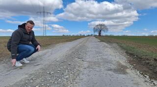 Viele Feldwege auf der Gemarkung Heckfeld sind ramponiert, wie Ortsvorsteher Tobias Sauer frustriert zeigt.