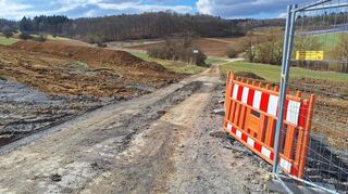 Der Weg Richtung Photovoltaikanlage gleicht einer Buckelpiste für Mountainbiker.