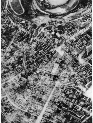 Die Luftaufnahme der US-Aufklärung nach dem Bomben-Angriff vom 31. März 1945 zeigt das Ausmaß der Zerstörung: von der nordöstlichen Altstadt (vorne) ist nicht mehr viel übrig. Oben rechts Jakobskirche und Marktplatz.