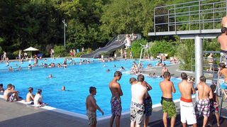 In diesem Jahr wird die Badeaufsicht im Freibad Adelsheim von mehreren Personen übernommen.