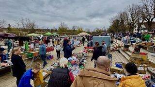 Beim Krämermarkt auf den Tauber-Terrassen waren viele Schnäppchenjäger unterwegs.