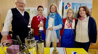 Bürgermeisterin Anette Schmidt besuchte auf der Erlebnismesse in der Stadthalle auch den Stand des Partnerschaftskomitees.